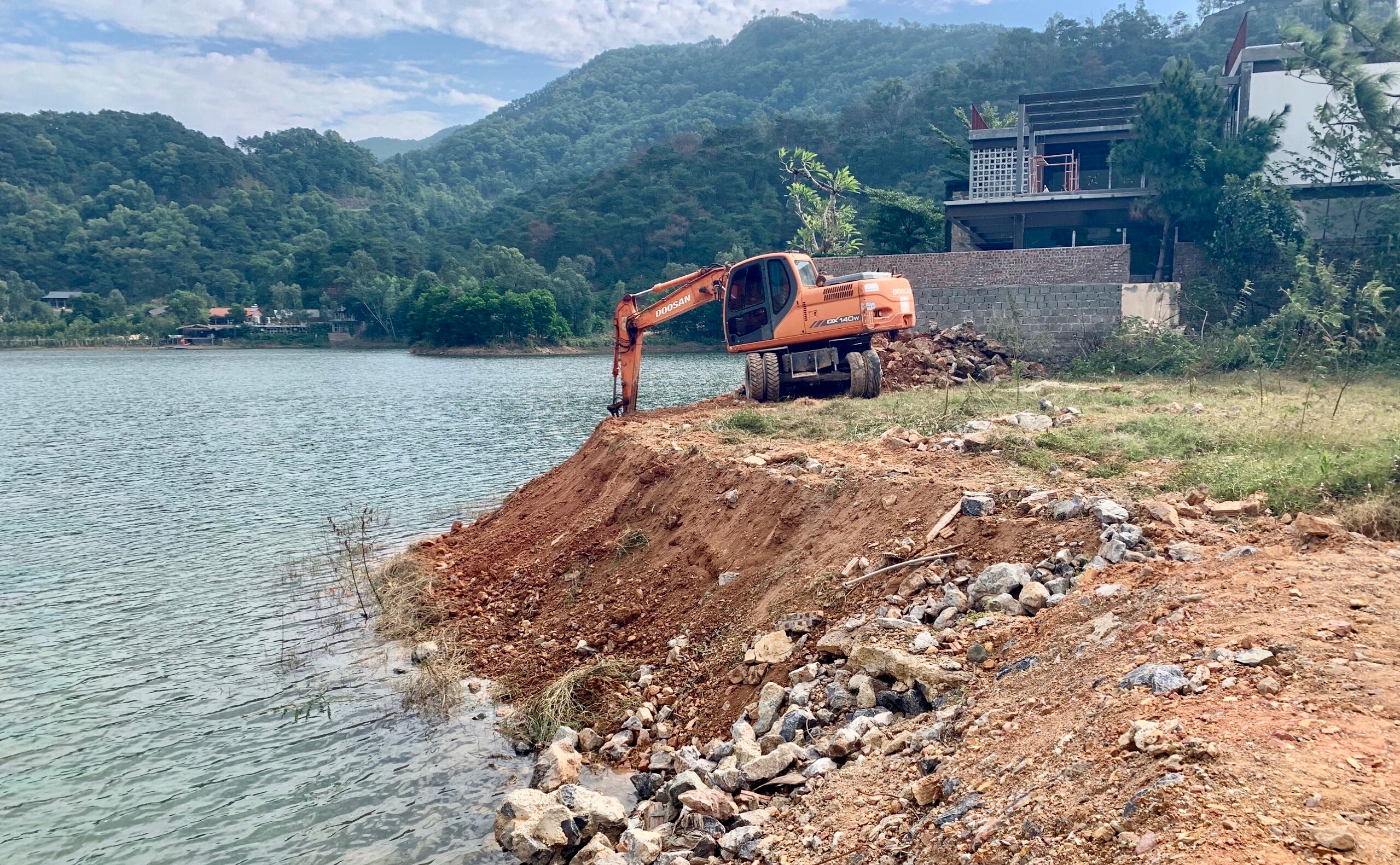 Một công trình vi phạm trật tự xây dựng tại xã Minh Trí, huyện Sóc Sơn bị cưỡng chế xử lý. Ảnh: Lâm Nguyễn