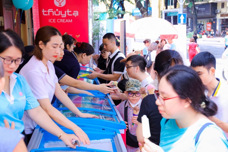 Những người yêu hương vị kem Thủy Tạ thỏa sức sáng tạo các loại kem Thủy Tạ với hơn 10 loại topping phong phú như sốt phủ sô cô la, sốt caramel, các loại hạt phủ, kẹo, bánh.