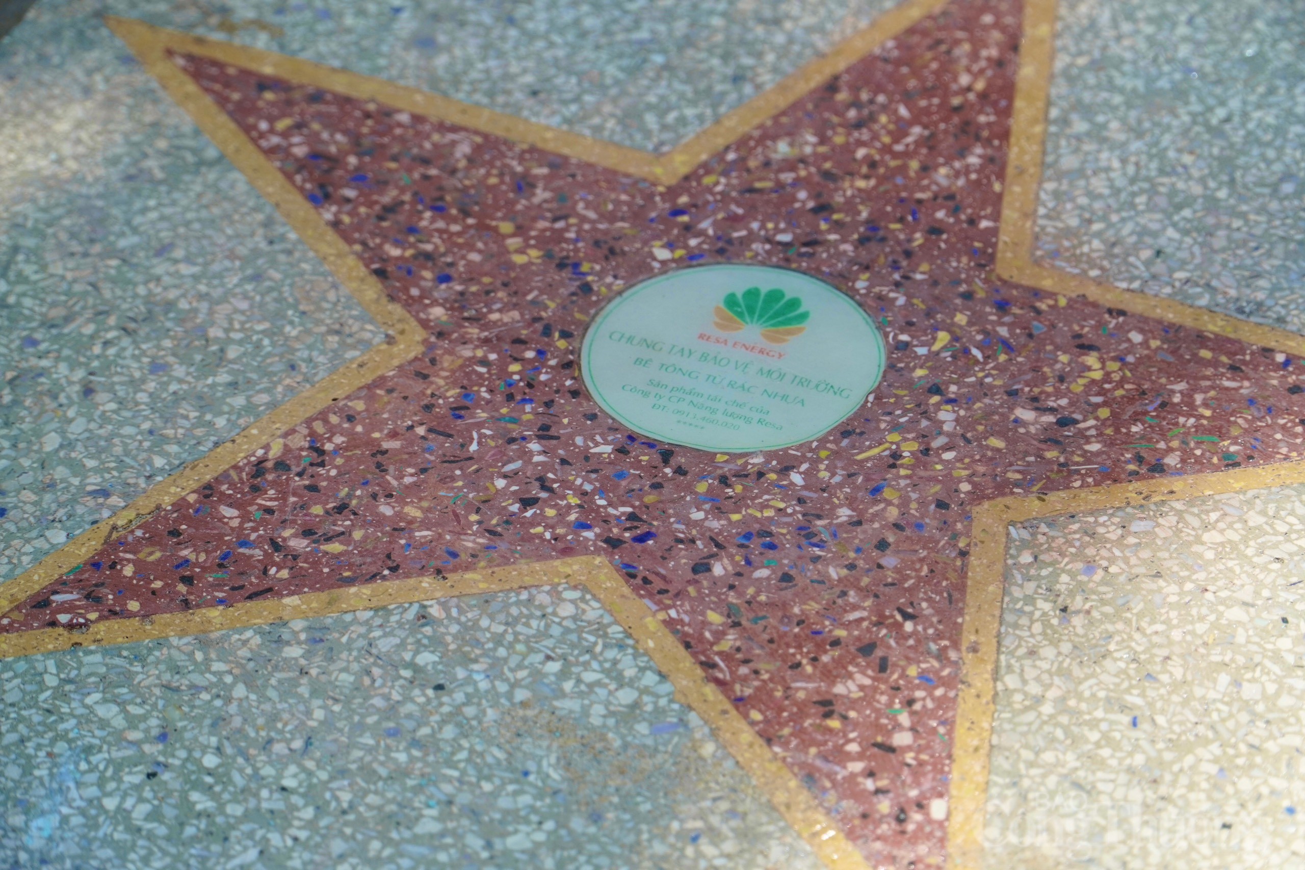 Nha Trang lắp đặt đoạn đường bê tông từ rác thải nhựa