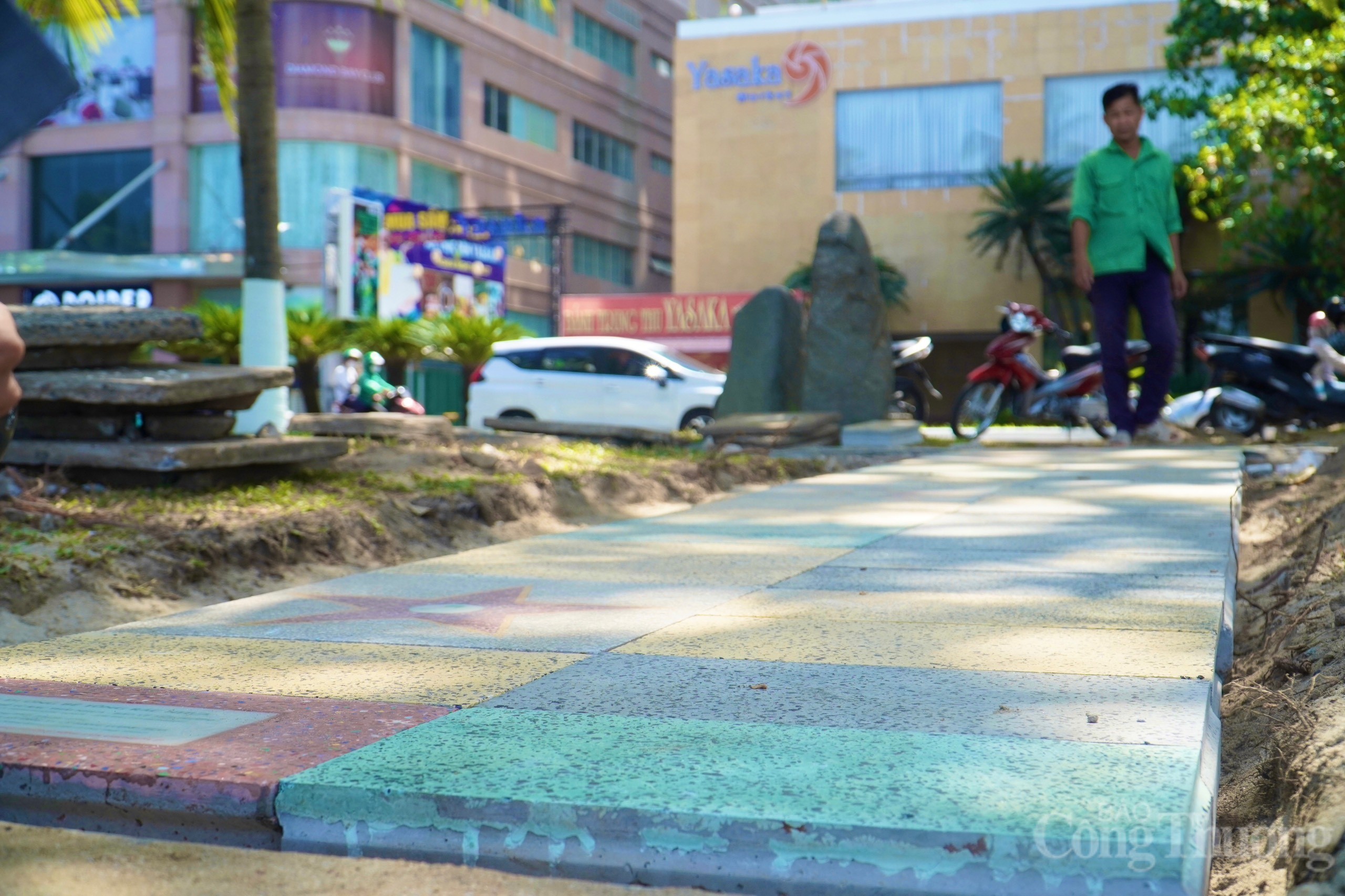 Nha Trang lắp đặt đoạn đường bê tông từ rác thải nhựa