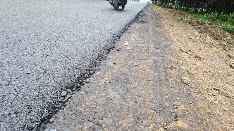 Làm rõ việc thi công thảm nhựa đường Sông Nhạn – Dầu Giây khi trời mưa