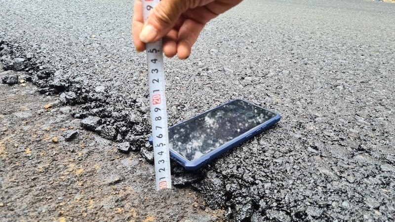 Làm rõ việc thi công thảm nhựa đường Sông Nhạn – Dầu Giây khi trời mưa