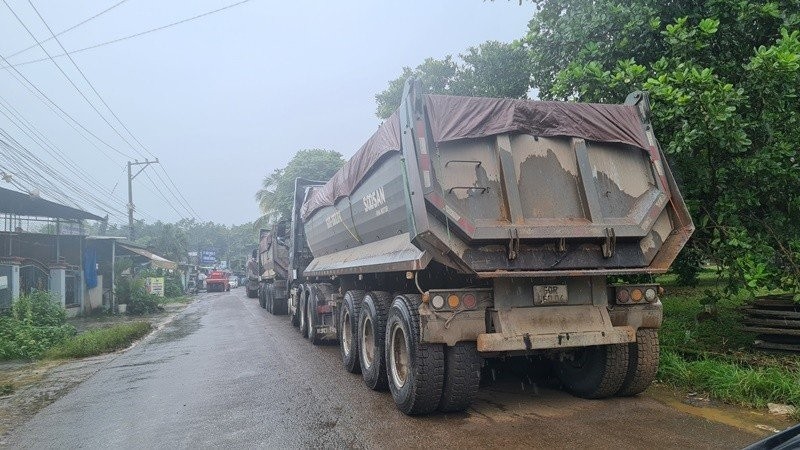 Làm rõ việc thi công thảm nhựa đường Sông Nhạn – Dầu Giây khi trời mưa