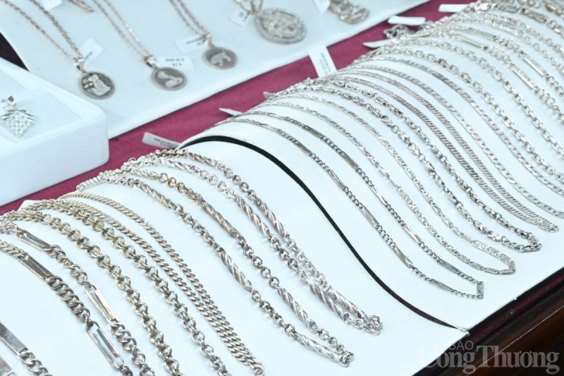 Giá vàng hôm nay 20/8/2023: Giá vàng 9999, SJC cao hơn giá vàng thế giới 13,421 triệu đồng/lượng Giá vàng hôm nay 20/8/2023: Giá vàng 9999, SJC cao hơn giá vàng thế giới 13,421 triệu đồng/lượng