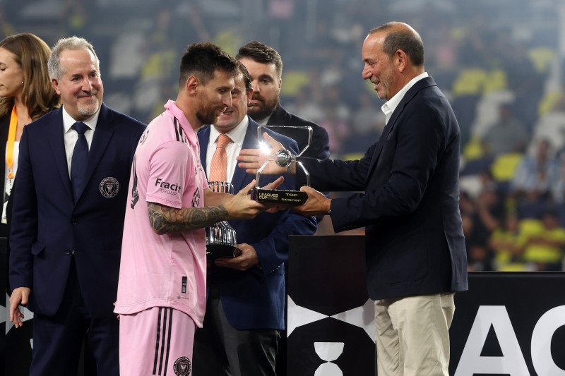 Messi giành danh hiệu cá nhân. Nguồn Reuters Messi giành danh hiệu cá nhân. Nguồn Reuters