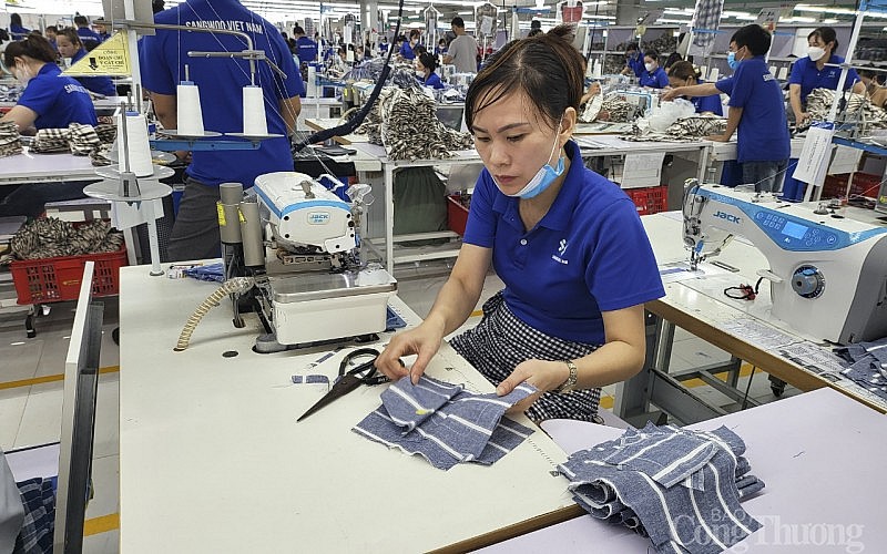Công nhân sản xuất trong nhà máy FDI ở Nghệ An Công nhân sản xuất trong nhà máy FDI ở Nghệ An