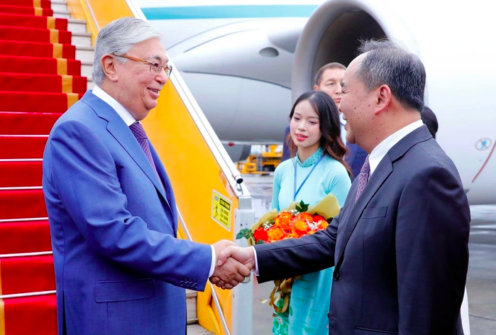 Chiều 20/8, chuyên cơ chở Tổng thống Kazakhstan Kassym-Jomart Tokayev cùng đoàn đại biểu cấp cao Kazakhstan hạ cánh tại sân bay Nội Bài (Hà Nội), bắt đầu chuyến thăm chính thức Việt Nam 3 ngày (20-22/8) theo lời mời của Chủ tịch nước Võ Văn Thưởng Chiều 20/8, chuyên cơ chở Tổng thống Kazakhstan Kassym-Jomart Tokayev cùng đoàn đại biểu cấp cao Kazakhstan hạ cánh tại sân bay Nội Bài (Hà Nội), bắt đầu chuyến thăm chính thức Việt Nam 3 ngày (20-22/8) theo lời mời của Chủ tịch nước Võ Văn Thưởng