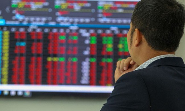 Nhà đầu tư ưu tiên quản trị rủi ro và cơ cấu lại danh mục đầu tư nhưng không nên bán tháo cổ phiếu bằng mọi giá khi giá của các cổ phiếu đã bị chiết khấu khá mạnh. Nhà đầu tư ưu tiên quản trị rủi ro và cơ cấu lại danh mục đầu tư nhưng không nên bán tháo cổ phiếu bằng mọi giá khi giá của các cổ phiếu đã bị chiết khấu khá mạnh.