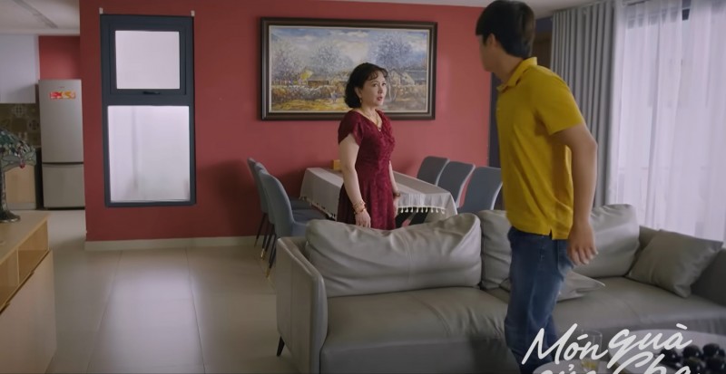 Bà Thủy tỏ ra khó chịu với Hiếu (em trai Nghĩa). Ảnh chụp màn hình Bà Thủy tỏ ra khó chịu với Hiếu (em trai Nghĩa). Ảnh chụp màn hình