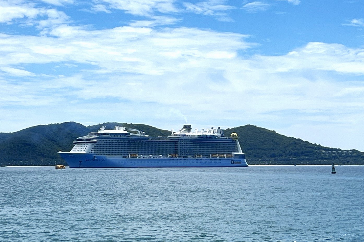 Tàu Spectrum of the Seas neo ngoài vịnh Nha Trang. Tàu Spectrum of the Seas neo ngoài vịnh Nha Trang.