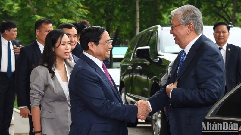 Thủ tướng Phạm Minh Chính đón Tổng thống Kazakhstan Kassym-Jomart Tokayev.