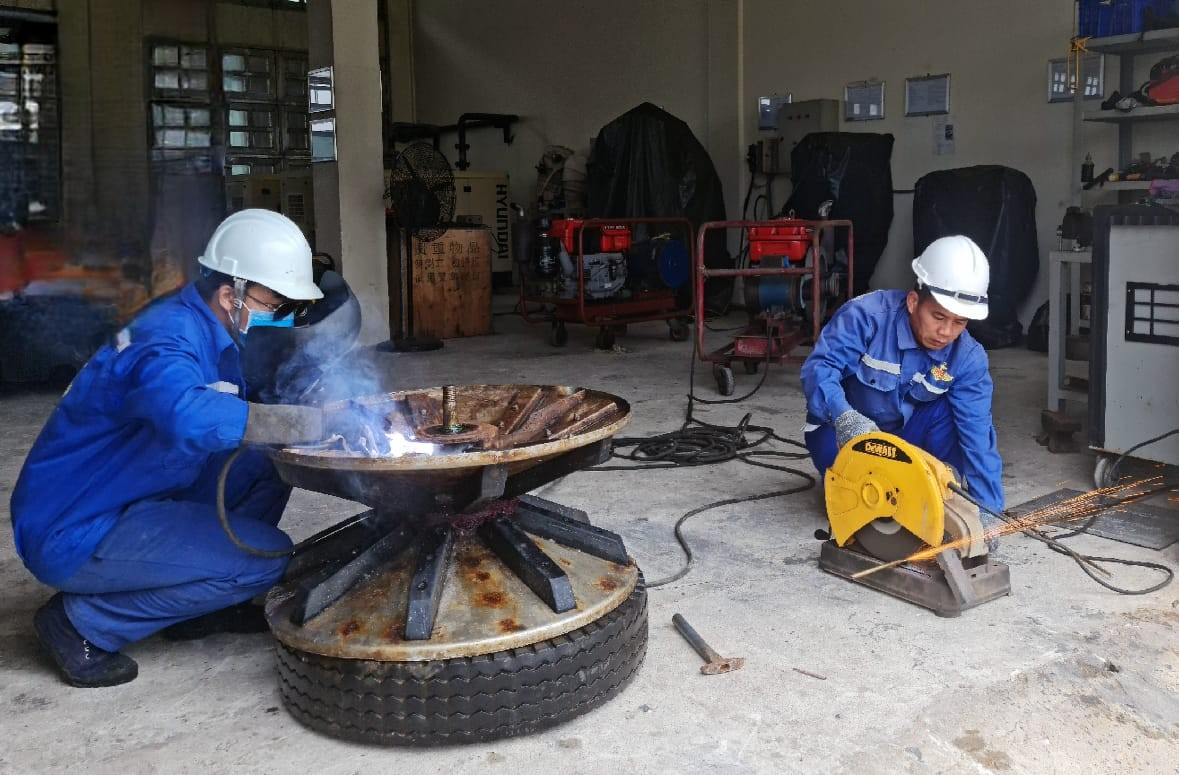 Nhân viên kỹ thuật của Trung tâm hỗ trợ sửa chữa hỏng hóc tàu cá Nhân viên kỹ thuật của Trung tâm hỗ trợ sửa chữa hỏng hóc tàu cá