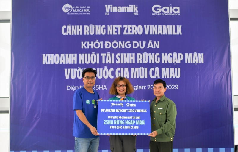 Ông Lê Hoàng Minh (bên trái) đại diện Vinamilk và bà Đỗ Thị Thanh Huyền đại diện Gaia trao tượng trưng bảng 25ha rừng ngập mặn thuộc dự án “Cánh rừng Net Zero Vinamilk” cho đại diện Vườn Quốc gia Mũi Cà Mau Ông Lê Hoàng Minh (bên trái) đại diện Vinamilk và bà Đỗ Thị Thanh Huyền đại diện Gaia trao tượng trưng bảng 25ha rừng ngập mặn thuộc dự án “Cánh rừng Net Zero Vinamilk” cho đại diện Vườn Quốc gia Mũi Cà Mau