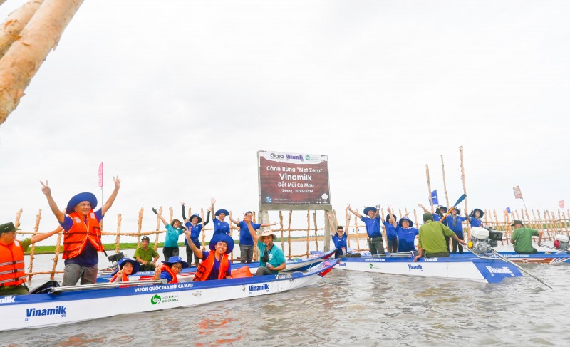Khu vực khoanh nuôi tái sinh rừng ngập mặn có diện tích 25ha do Vinamilk, Gaia chung tay thực hiện tại vùng lõi Vườn Quốc gia Mũi Cà Mau Khu vực khoanh nuôi tái sinh rừng ngập mặn có diện tích 25ha do Vinamilk, Gaia chung tay thực hiện tại vùng lõi Vườn Quốc gia Mũi Cà Mau