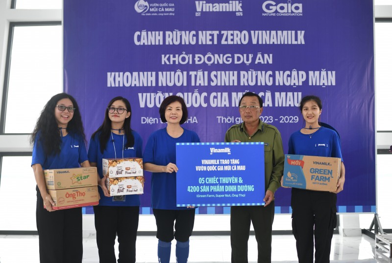 Bà Bùi Thị Hương (thứ ba từ trái qua), Giám đốc điều hành Vinamilk, đại diện trao tặng 05 chiếc thuyền và 4.200 sản phẩm dinh dưỡng cho đại diện Vườn quốc gia Mũi Cà Mau Bà Bùi Thị Hương (thứ ba từ trái qua), Giám đốc điều hành Vinamilk, đại diện trao tặng 05 chiếc thuyền và 4.200 sản phẩm dinh dưỡng cho đại diện Vườn quốc gia Mũi Cà Mau