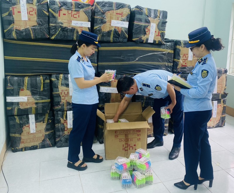 Lào Cai: Thu giữ số lượng lớn kẹo đồ chơi trẻ em không rõ nguồn gốc, xuất xứ Lào Cai: Thu giữ số lượng lớn kẹo đồ chơi trẻ em không rõ nguồn gốc, xuất xứ