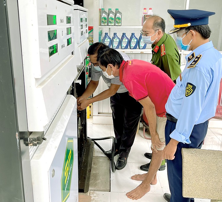 Tăng cường kiểm tra chống gian lận trong kinh doanh xăng dầu Ảnh: DMS Tăng cường kiểm tra chống gian lận trong kinh doanh xăng dầu Ảnh: DMS