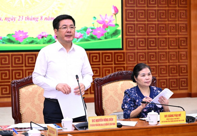 Bộ trưởng Nguyên Hồng Diên làm việc tại Lai Châu Bộ trưởng Nguyên Hồng Diên làm việc tại Lai Châu