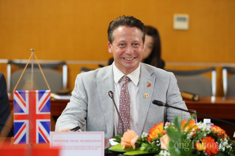 Ngài Quốc vụ khanh Nigel Huddleston Ngài Quốc vụ khanh Nigel Huddleston