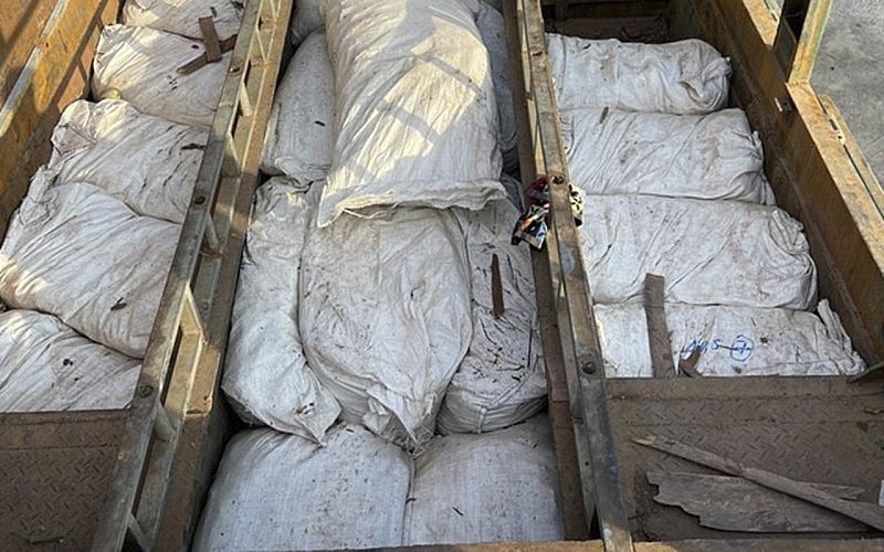 Hầm chứa tự chế được các đối tượng ngụy trang để vận chuyển lâm sản trái phép (Ảnh: MKK) Hầm chứa tự chế được các đối tượng ngụy trang để vận chuyển lâm sản trái phép (Ảnh: MKK)