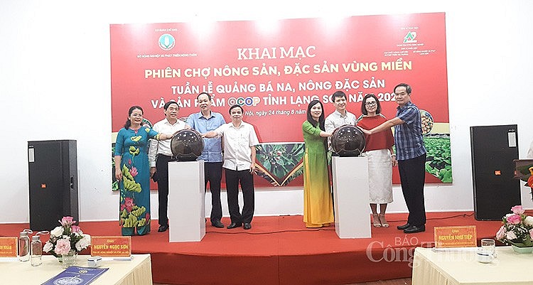 Các đại biểu cắt băng khai mạc phiên chợ Các đại biểu cắt băng khai mạc phiên chợ