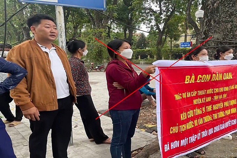 Đối tượng Hoàng Văn Luân (ngoài cùng bên trái) thường xúi giục, tổ chức cho người dân trên địa bàn Hà Tĩnh khiếu kiện đông người, vượt cấp, kéo dài (Ảnh báo HT: Cắt từ một đoạn clip do cơ quan công an cung cấp) Đối tượng Hoàng Văn Luân (ngoài cùng bên trái) thường xúi giục, tổ chức cho người dân trên địa bàn Hà Tĩnh khiếu kiện đông người, vượt cấp, kéo dài (Ảnh báo HT: Cắt từ một đoạn clip do cơ quan công an cung cấp)