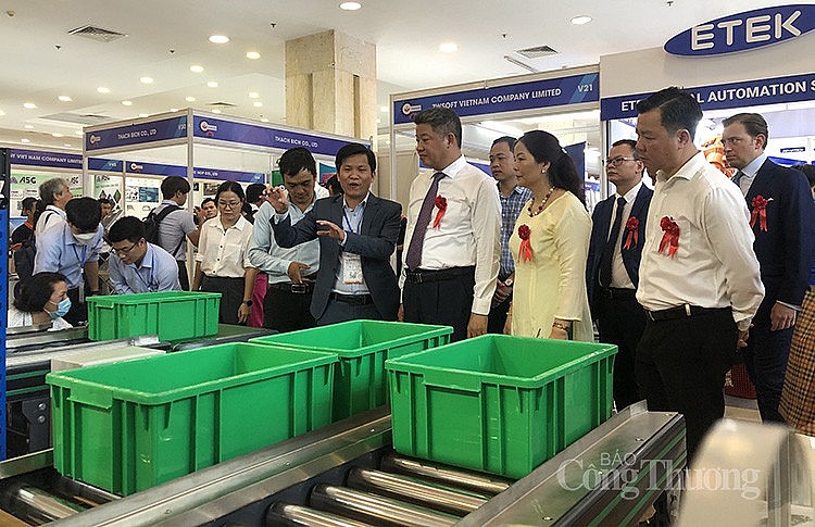 Các đại biểu tham quan gian hàng tại Hội chợ