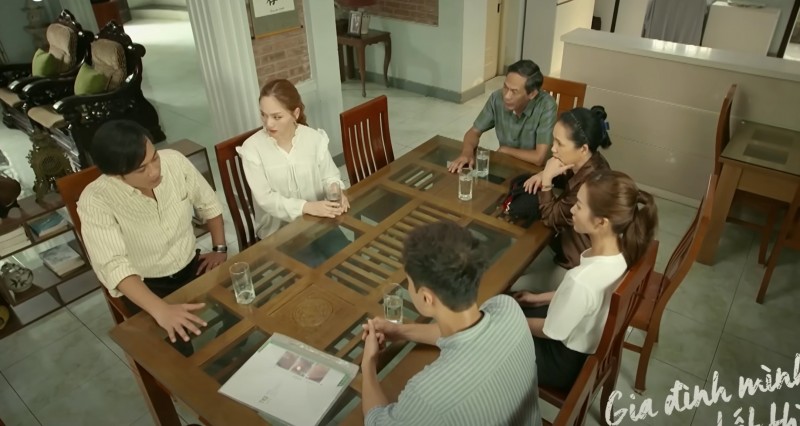 Cả nhà họp bàn chiến thuật giúp Công vượt qua bệnh tật. Ảnh chụp màn hình Cả nhà họp bàn chiến thuật giúp Công vượt qua bệnh tật. Ảnh chụp màn hình