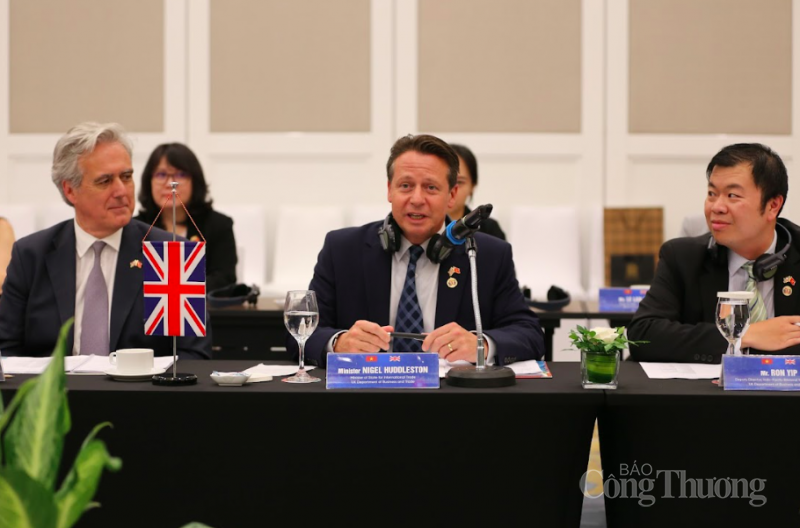 Quốc vụ khanh Thương mại quốc tế - Bộ Kinh doanh và Thương mại Vương quốc Anh Nigel Huddleston Quốc vụ khanh Thương mại quốc tế - Bộ Kinh doanh và Thương mại Vương quốc Anh Nigel Huddleston