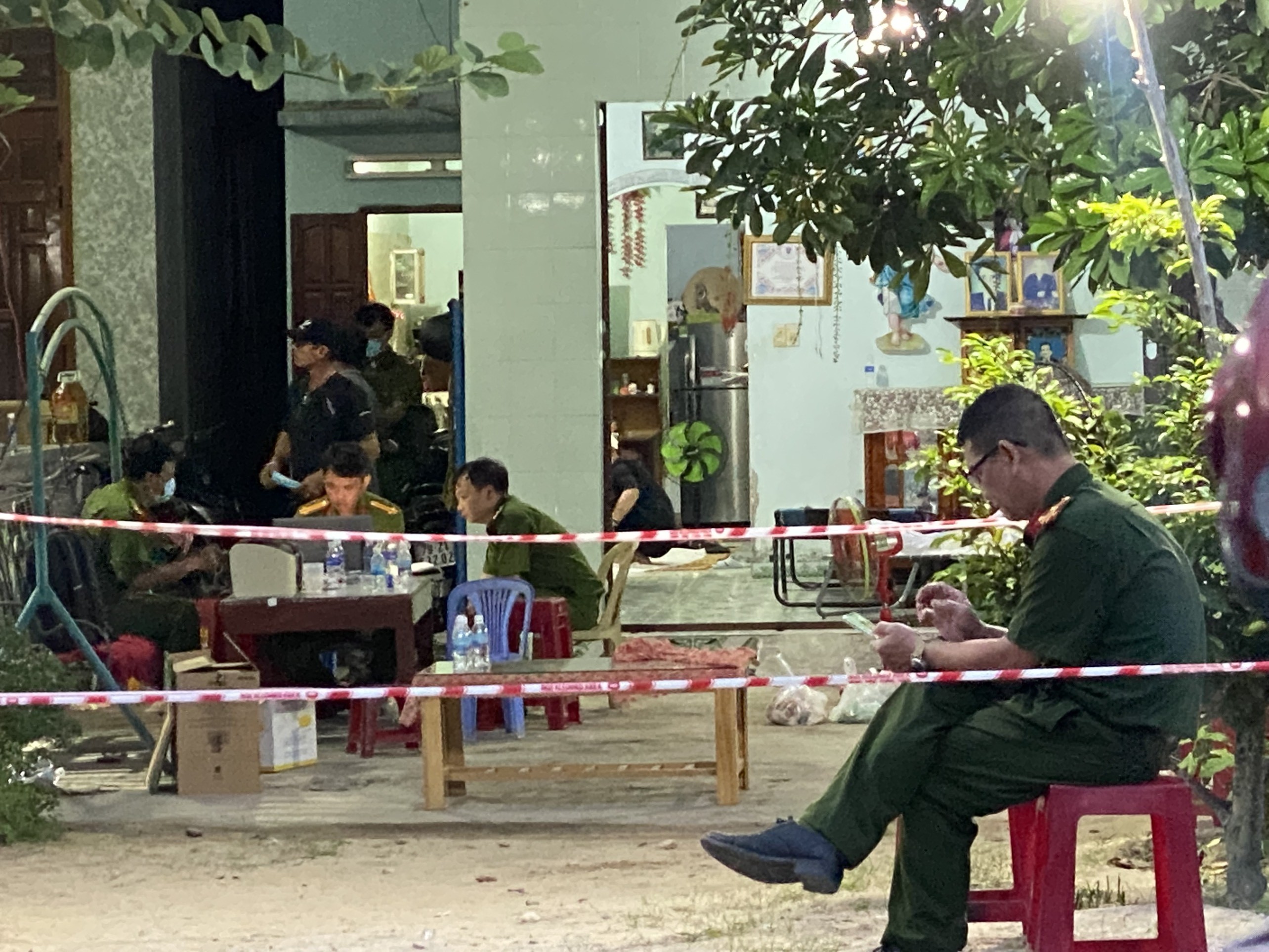 Cảnh sát phong tỏa khu vực, khám nghiệm hiện trường. Cảnh sát phong tỏa khu vực, khám nghiệm hiện trường.