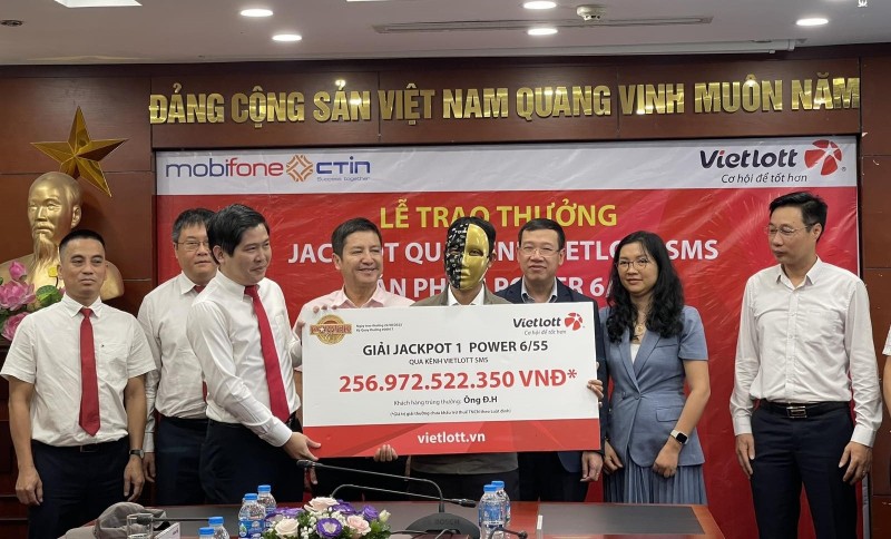 Chứng kiến trao giải Vietlott hơn 256 tỷ đồng, NSƯT Chí Trung nói gì? Chứng kiến trao giải Vietlott hơn 256 tỷ đồng, NSƯT Chí Trung nói gì?