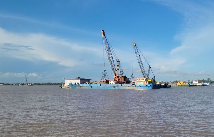 Cát sông nhấn chìm cán bộ tha hóa - Ảnh 4. Cát sông nhấn chìm cán bộ tha hóa - Ảnh 4.