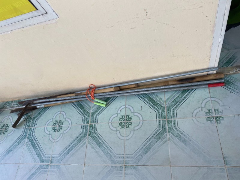 Một số hung khí công an thu giữ tại hiện trường. Ảnh: C.T Một số hung khí công an thu giữ tại hiện trường. Ảnh: C.T