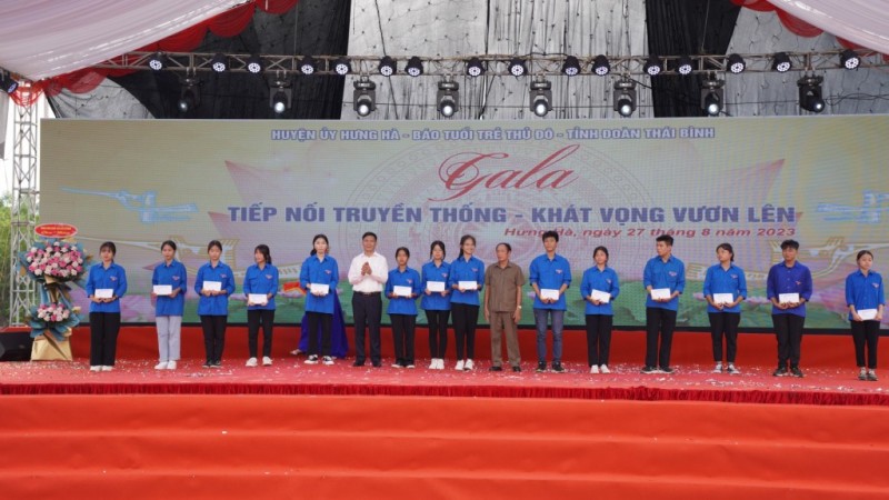 Hưng Hà: Vinh danh học sinh đạt thành tích xuất sắc, phát huy truyền thống hiếu học của quê hương Hưng Hà: Vinh danh học sinh đạt thành tích xuất sắc, phát huy truyền thống hiếu học của quê hương