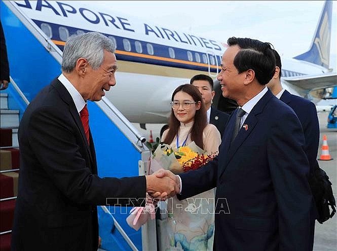 ộ trưởng Bộ Lao động - Thương binh và Xã hội Đào Ngọc Dung đón Thủ tướng nước Cộng hòa Singapore Lý Hiển Long tại Sân bay quốc tế Nội Bài. Ảnh: An Đăng/TTXVN
