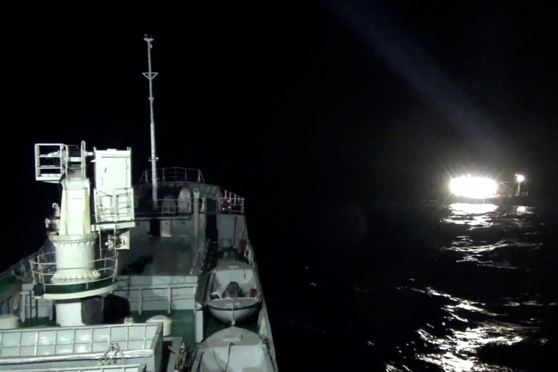 1. Tàu Trường Sa 22 tiếp cận Tàu BĐ 96950 TS 1. Tàu Trường Sa 22 tiếp cận Tàu BĐ 96950 TS