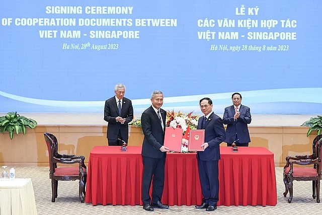 Bộ trưởng Bộ Ngoại giao Bùi Thanh Sơn và Bộ trưởng Bộ Ngoại giao Singapore Vivian Balakrishnan ký Thỏa thuận giữa hai Bộ về Chương trình nghiên cứu và Chương trình nghiên cứu theo chuyên đề dành cho cán bộ cao cấp Đảng Cộng sản Việt Nam (giai đoạn 2024-2026) - Ảnh: VGP/Nhật Bắc Bộ trưởng Bộ Ngoại giao Bùi Thanh Sơn và Bộ trưởng Bộ Ngoại giao Singapore Vivian Balakrishnan ký Thỏa thuận giữa hai Bộ về Chương trình nghiên cứu và Chương trình nghiên cứu theo chuyên đề dành cho cán bộ cao cấp Đảng Cộng sản Việt Nam (giai đoạn 2024-2026) - Ảnh: VGP/Nhật Bắc