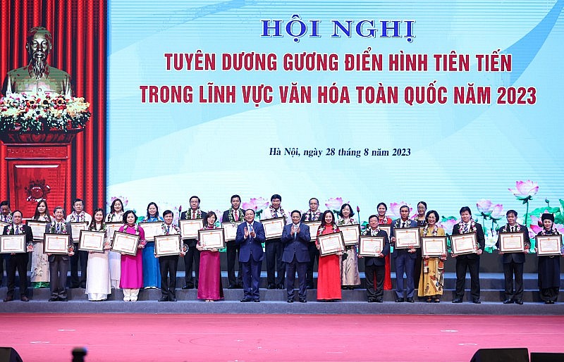 Thủ tướng trao khen thưởng cho đại diện 5 tập thể và 21 cá nhân điển hình tiên tiến