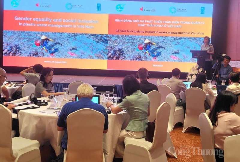 Nâng cao vai trò của phụ nữ trong quản lý chất thải nhựa Nâng cao vai trò của phụ nữ trong quản lý chất thải nhựa