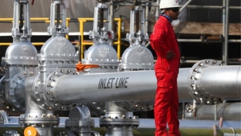 Giá dầu thô giằng co trước thông tin trái chiều về nguồn cung tại Mỹ