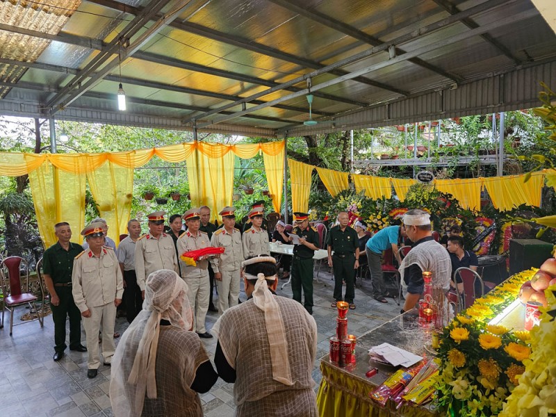 Một cánh hạc trắng về trời