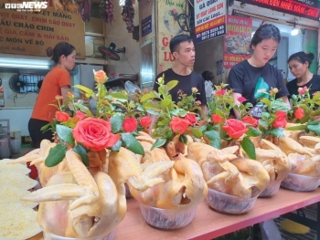 Đủ món hàng bắt mắt tại chợ 