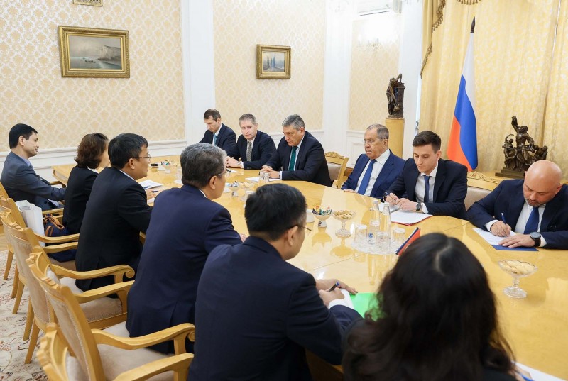 Thứ trưởng Thường trực Bộ Ngoại giao Nguyễn Minh Vũ chào Bộ trưởng Ngoại giao Nga Sergey Lavrov. Thứ trưởng Thường trực Bộ Ngoại giao Nguyễn Minh Vũ chào Bộ trưởng Ngoại giao Nga Sergey Lavrov.