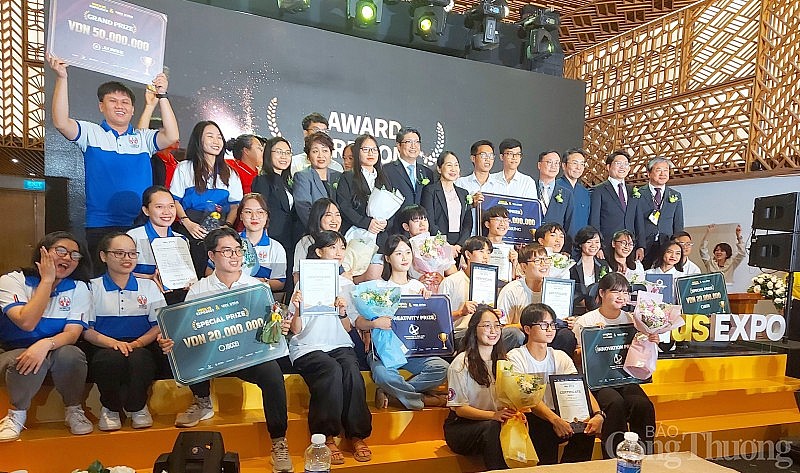 Máy xử lý cỏ dại thay thế hoá chất đoạt giải nhất cuộc thi ý tưởng khởi nghiệp sinh viên Univ.Star 2023