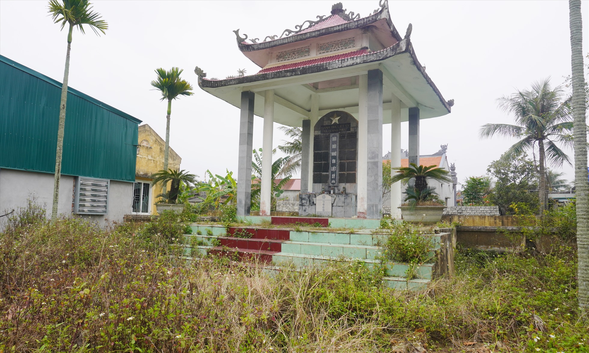 Ngay cả đài tưởng niệm liệt sĩ cũng trong tình trạng bỏ hoang. Ảnh: Q.D