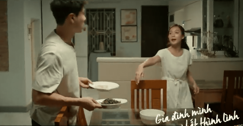 Danh giúp Trâm Anh làm việc nhà. Ảnh chụp màn hình Danh giúp Trâm Anh làm việc nhà. Ảnh chụp màn hình