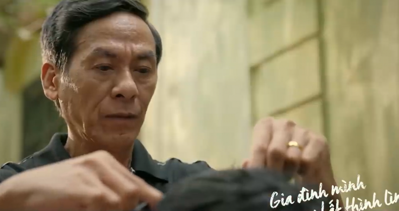 Ông Toại cắt tóc cho con trai. Ảnh chụp màn hình Ông Toại cắt tóc cho con trai. Ảnh chụp màn hình