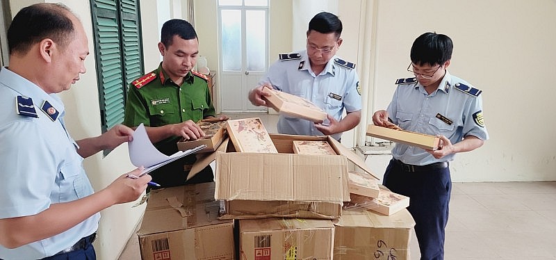 Quản lý thị trường Hà Nội: Tạm giữ 960 chiếc bánh trung thu nhân trứng chảy không hóa đơn chứng từ