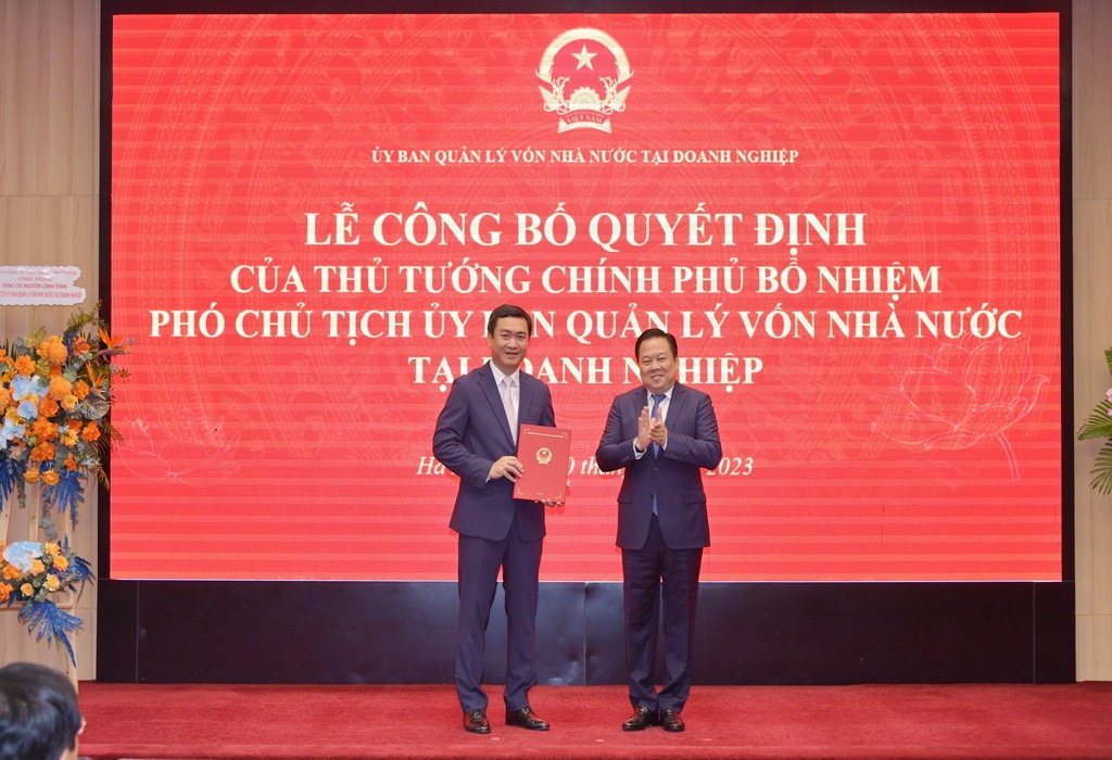 Thừa ủy quyền Thủ tướng Chính phủ, đồng chí Nguyễn Hoàng Anh - Ủy viên Ban Chấp hành Trung ương đảng, Bí thư Ban cán sự Đảng, Chủ tịch Ủy ban trao quyết định bổ nhiệm giữ chức vụ Phó Chủ tịch Ủy ban cho đồng chí Nguyễn Cảnh Toàn Thừa ủy quyền Thủ tướng Chính phủ, đồng chí Nguyễn Hoàng Anh - Ủy viên Ban Chấp hành Trung ương đảng, Bí thư Ban cán sự Đảng, Chủ tịch Ủy ban trao quyết định bổ nhiệm giữ chức vụ Phó Chủ tịch Ủy ban cho đồng chí Nguyễn Cảnh Toàn