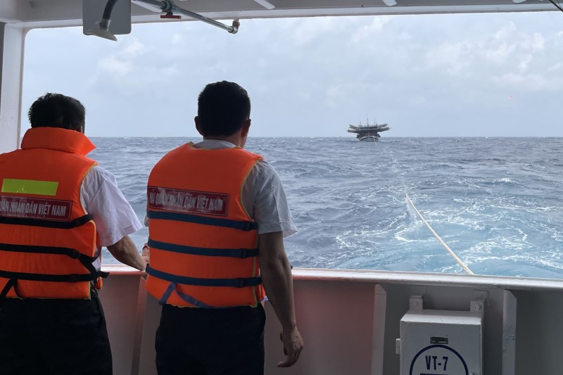 Tàu Hải quân 420 đang kéo tàu cá QNa 91964TS. Ảnh: Đức Quỳnh Tàu Hải quân 420 đang kéo tàu cá QNa 91964TS. Ảnh: Đức Quỳnh